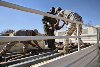 Бойцы армии Хафтара и специалисты из «Вагнера» на погрузке боеприпасов. Аль-Хира, в 75 километрах к югу от Триполи, Ливия, 22 июля 2020 года