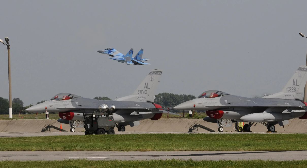 Истребители ВВС США F-16 и украинский Су-27 в ходе учений в районе Миргорода, 2011 г.