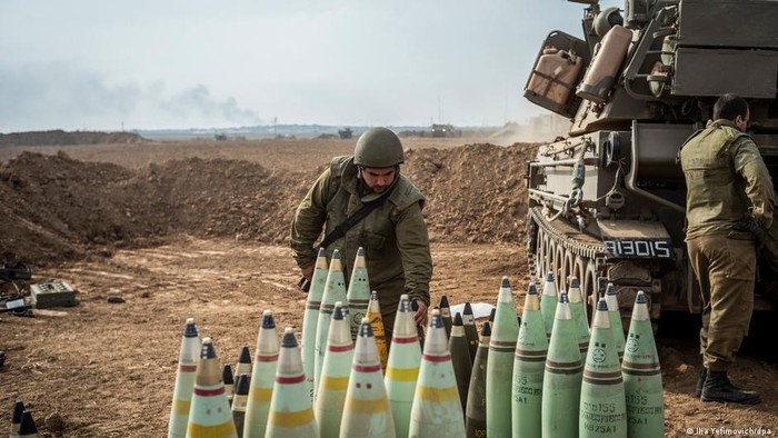 Солдаты ЦАХАЛа с запрещёнными фосфорными снарядами, использовавшимися в Газе