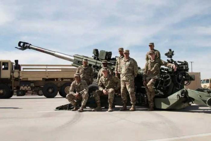 На заглавном фото: США обучают украинские артиллерийские расчёты для своих гаубиц
