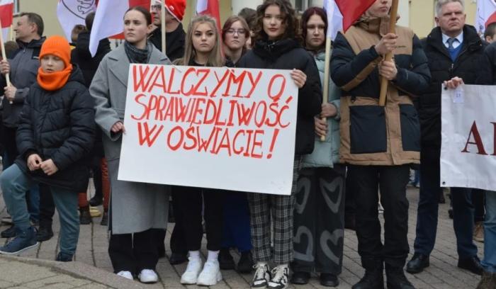Поляки и русские в Литве требуют права на образование на родном языке 