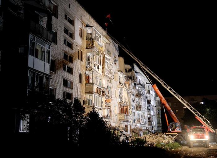 предположительно, под завалами дома в Токмаке может находиться ещё один человек, на месте продолжают работать спасатели