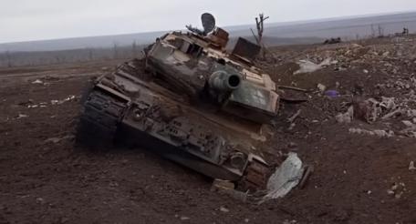 уничтоженный ударами Ланцетов возле н.п Работино на Запорожском направлении украинский танк Leopard 2A6  немецкого производства