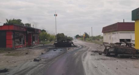 уничтоженный ударом FPV-дрона Т-64БВ ВСУ у въезда в Волчанск. Танк метнул башню