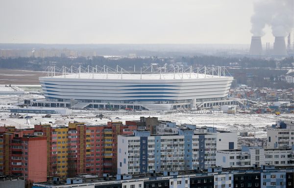 «Стадион Калининград» на 35 тыс. зрителей построен на острове Октябрьский, между руслами рек Старая и Новая Преголя. Он вмещает 35 тысяч зрителей.