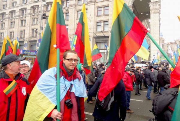 Граждане Литвы одними из первых вышли на Евромайдан. «Группа литовцев хорошо организована и весёлая», – писали украинские СМИ