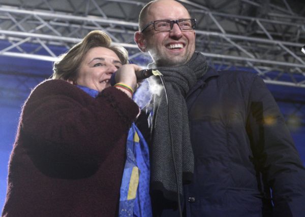 Руководитель литовского сейма Лорета Граужинене (Loreta Grauziniene) и Арсений Яценюк на сцене евромайдана в Киеве.