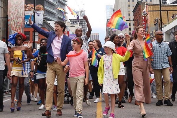 Трюдо предпочитает ходить на гей-парады с детьми и супругой