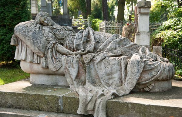 Лычаковское кладбище во Львове. Могила молодой женщины Юзефы Марковской, умершей при загадочных обстоятельствах в 1877 году.