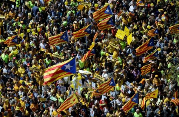 В столице Каталонии Барселоне 315 000 человек приняли участие в массовых протестах с требованием освободить девятерых каталонских политиков, причастных к поведению референдума о независимости Каталонии 1 октября 2017 года.