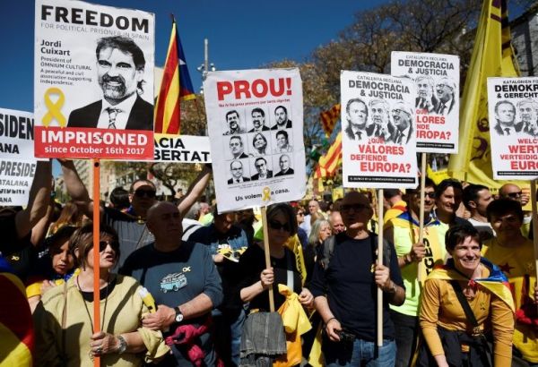 В столице Каталонии Барселоне 315 000 человек приняли участие в массовых протестах с требованием освободить девятерых каталонских политиков, причастных к поведению референдума о независимости Каталонии 1 октября 2017 года.
