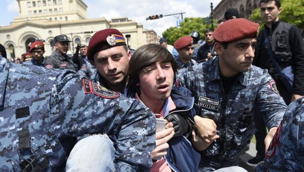 Полиция разгоняет участников «бархатной революции» в Армении