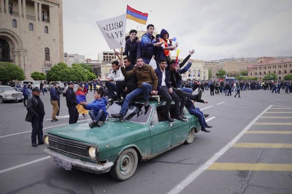 Альт и подпись. Дети – участники протестов в Армении