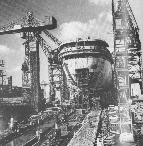 Спуск на воду китобойной флотилии «Советская Россия» на Черноморском судостроительном заводе в Николаеве 1960 году.