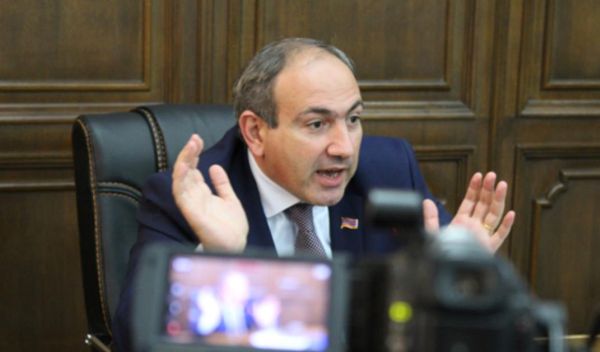 Никол Пашинян в костюме и галстуке не представлял возможным сохранение суверенитета Армении в составе ЕАЭС