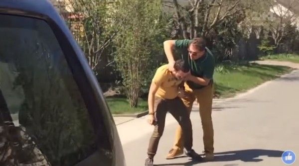 Охранник Данилюка душит журналиста за попытку снять особняк на видео