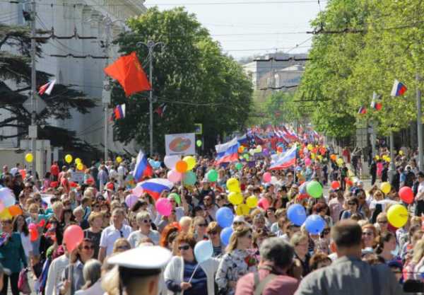 Праздничное шествие в Севастополе. 