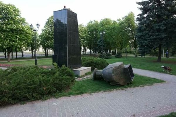 Памятник Жукову сбросили с постамента, но он не пострадал.