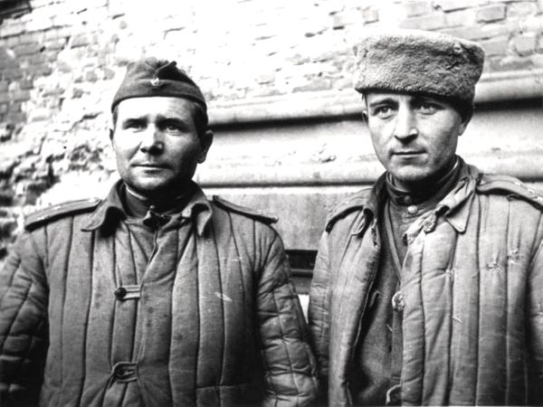 Перед штурмом Рейхстага Командир 756-го полка полковник Ф.М. Зинченко (слева) и офицер полковой разведки Кондрашов В.И.