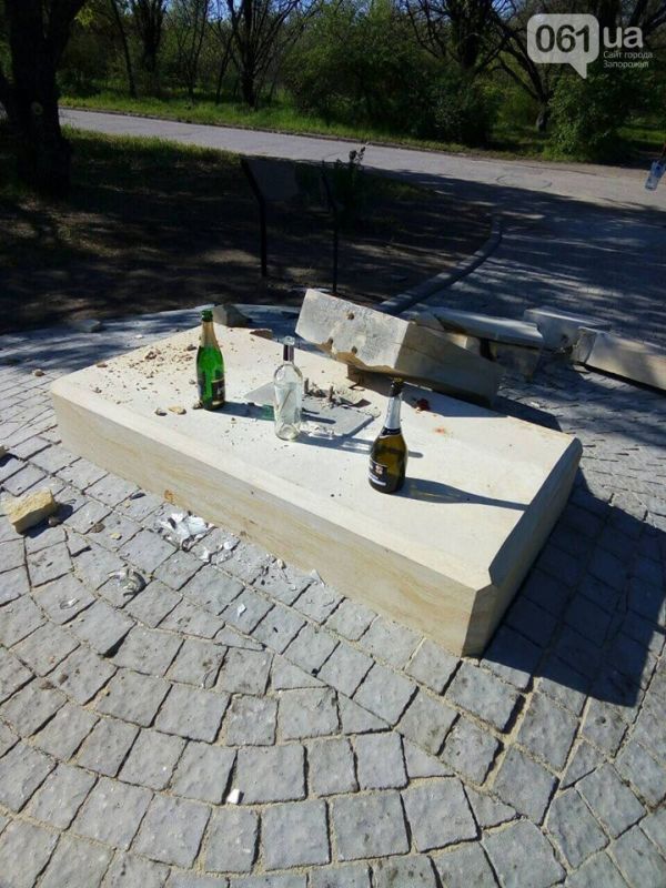 Разрушение памятника на Хортице