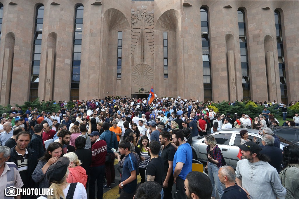 Протесты в Ереване продолжаются.