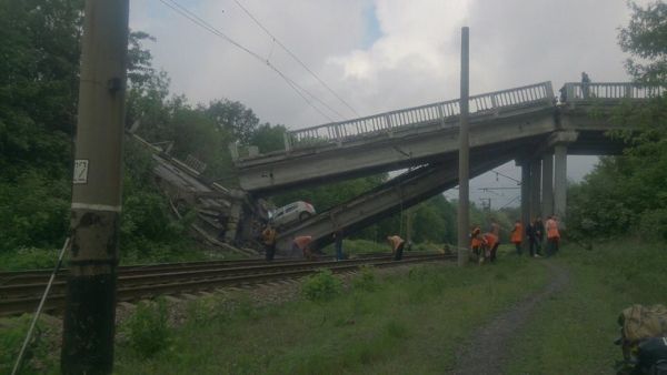 Взорванный мост в ЛНР в посёлке Ивановка, связывающий Луганск с городом Красный Луч.