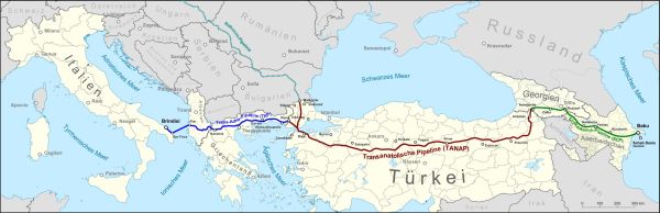 Трансанатолийский газопровод (коричневым цветом), Трансадриатический газопровод (синим цветом) и несбывшаяся надежда Болгарии – нереализованный газопровод «Набукко» (бирюзовым цветом)
