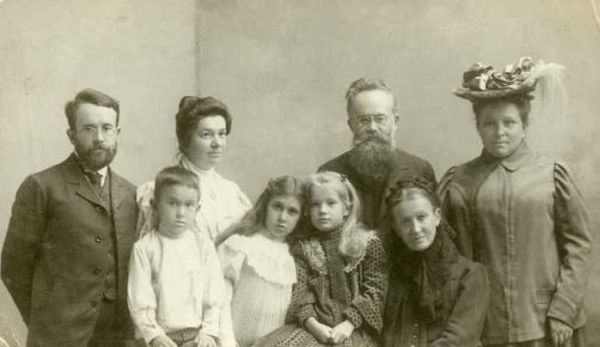 Пятиклассников знакомят не только с «украинским Геродотом» Грушевским (второй справа в заднем ряду), но и с его роднёй