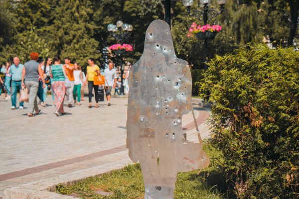 Выставка «Війна поруч» на улицах Киева