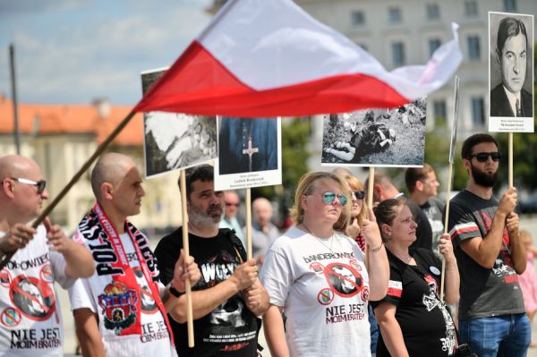 Польские участники переклички памяти в футболках с надписью: «Бандеровец мне не брат».