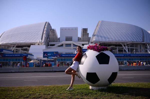 Чемпионат мира по футболу-2018. Девушка и мяч