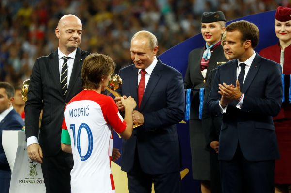 Президент В.Путин вручает приз лучшему игроку чемпионата Луке Модричу (Хорватия)