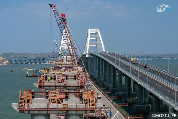 Крымский мост и работает, и строится одновременно