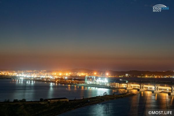 Вечерние огни Крымского моста