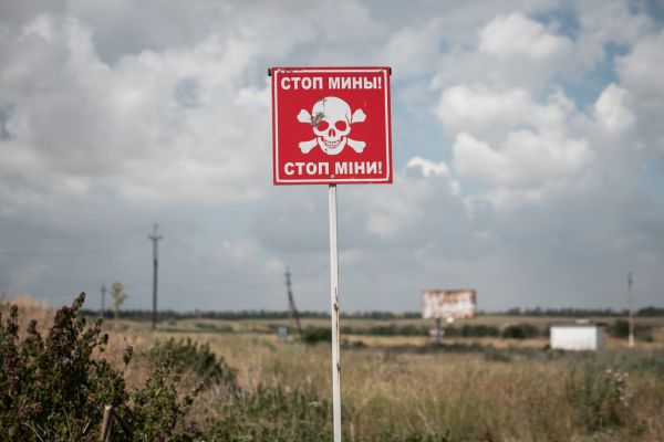 Посёлки Донбасса живут без воды, поля и море заминированы 