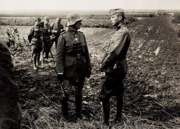 Вильгельм Габсбург (на фото – крайний справа) без вышиваночного маскарада так выглядели оккупационные австрийские войска, выкачивавшие из Украины продовольствие в 1918 году