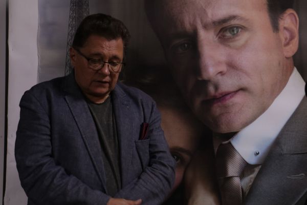 О чём грустит режиссёр «Тайного дневника» Янчук на фоне афиши своего фильма? Фото shpalta.media