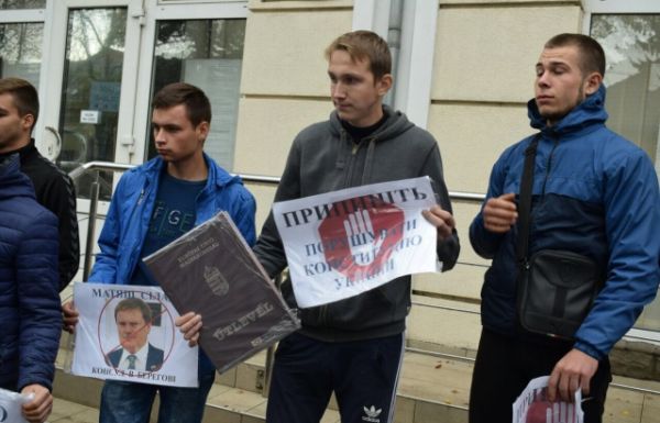 Украинские националисты пикетируют венгерское консульство в Берегово. Фото mukachevo.net