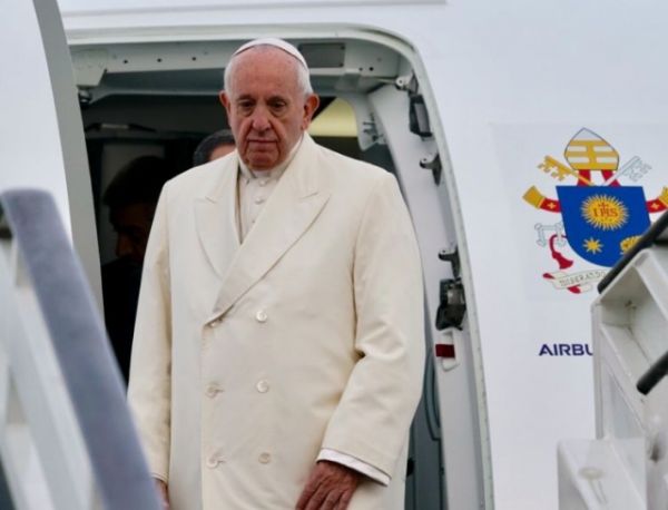 Папа Франциск приземляется в Вильнюсе