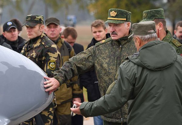 Александр Лукашенко на Ивацевичском полигоне.