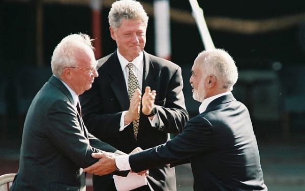 Премьер-министр Израиля И. Рабин, президент США Б. Клинтон и король Иордании Хуссейн после подписания мирного договора в 1994 г.