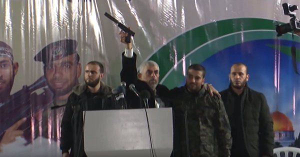 Синуар потрясает трофейным пистолетом на многотысячном митинге в Газе