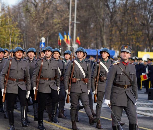 На параде в Бухаресте румынские военные маршировали в мундирах 1918 года. Фото romania-insider.com