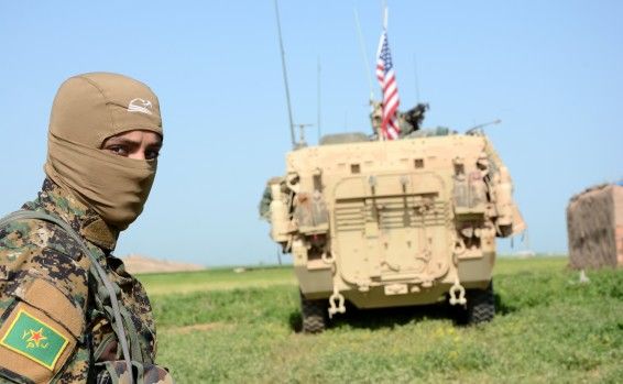 Курдский боец «провожает» американских союзников