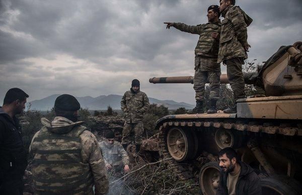 Турецкие войска рассматривают курдские позиции