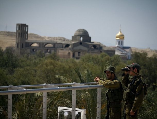 Израильские пограничники на фоне строящегося Русского паломнического дома