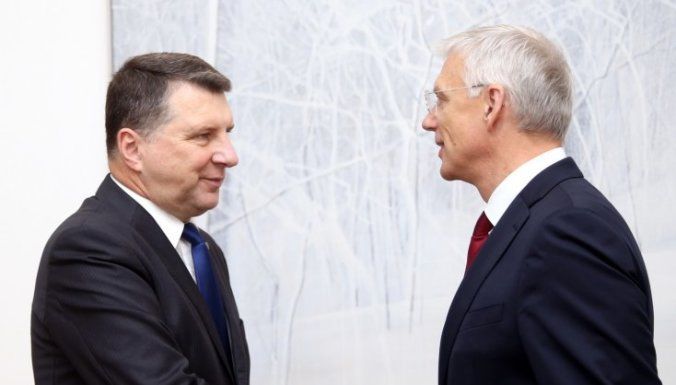 Президент Вейонис поздравляет Кариньша с мандатом Белого дома на Латвию