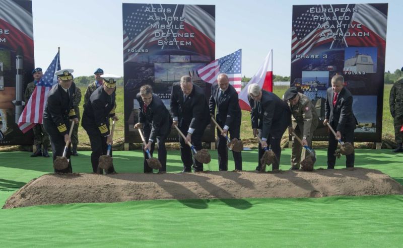 2016 год: польские официальные лица дают старт строительству нового объекта американской ПРО. Фото: media.defense.gov