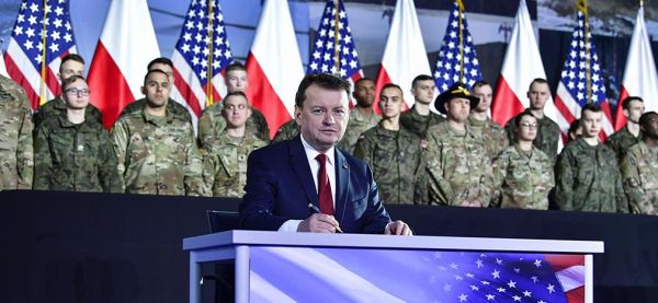 Министр обороны Польши Блащак доволен: соглашение о закупке американских ракетных систем HIMARS подписано. Фото: mon.gov.pl