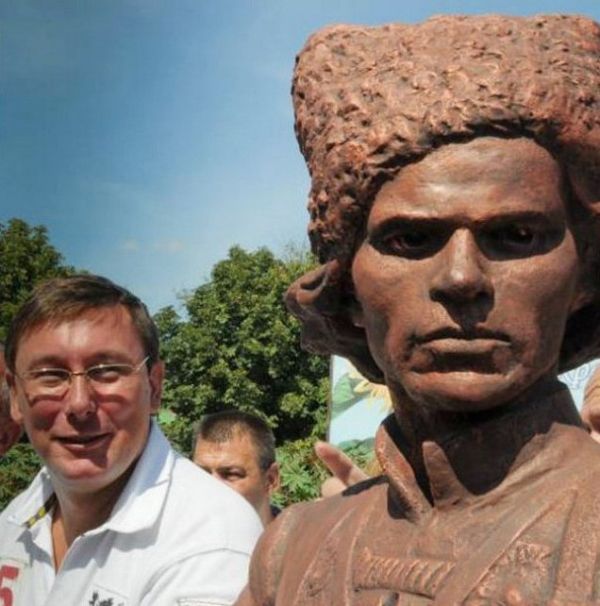 Памятник Махно и Юрий Луценко. Фото tsn.ua